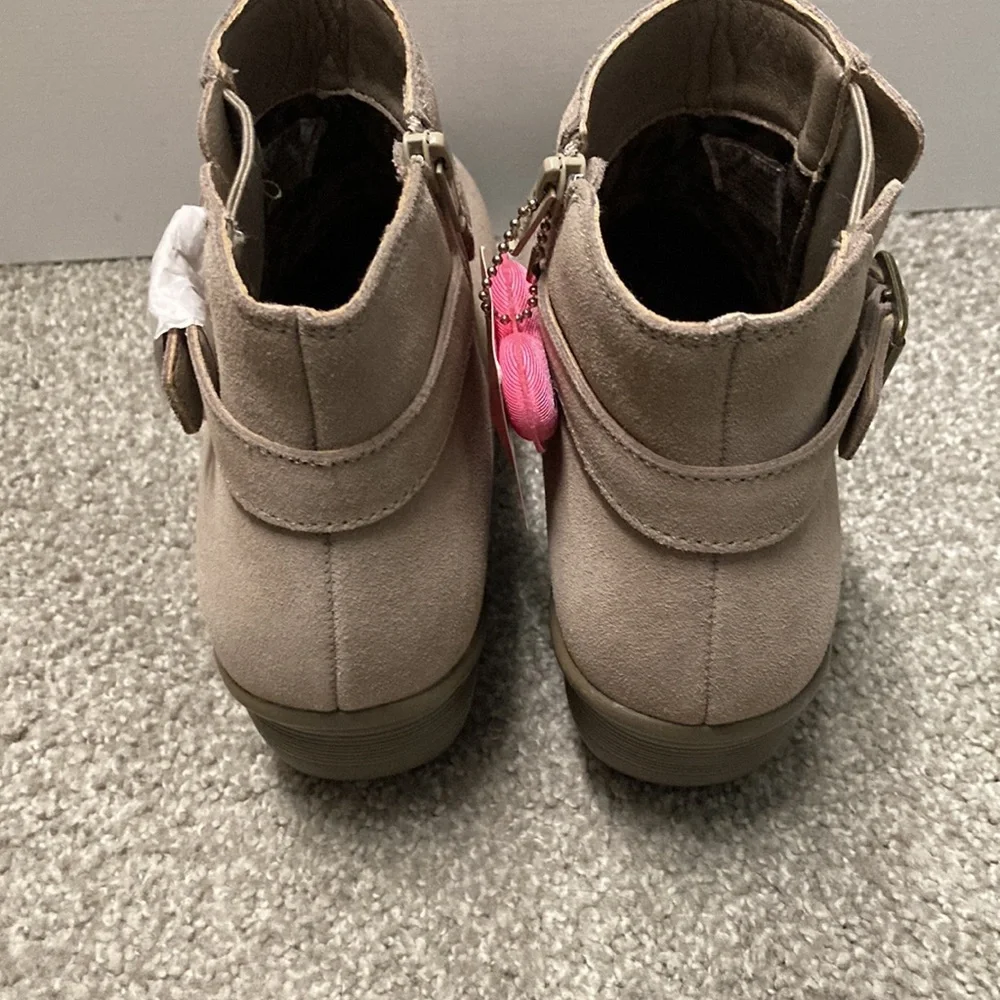 NWOB Skechers booties. Sz 9 Wide. Tan/cream color. Never Worn. - Picture 4 of 12